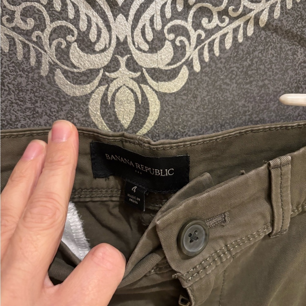 Banana Republic Women’s Green Flat Front Shorts - Picture 2 of 3